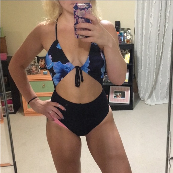 NWOT VS PINK One Piece Cutout Swimsuit Medium - Picture 5 of 5